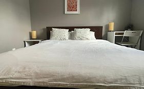 Private Room With Queen Bed In Richmond 202